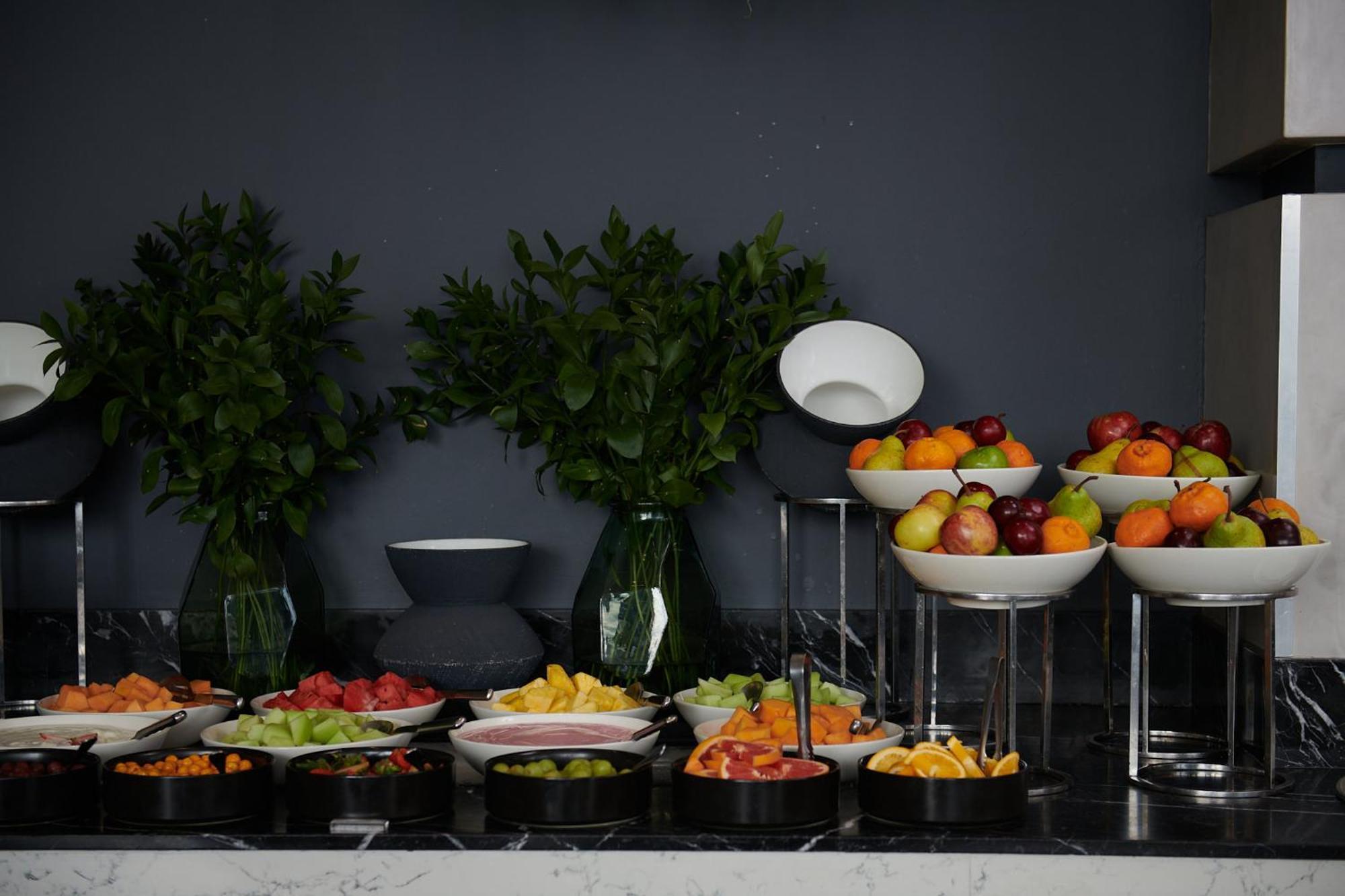 Hotel The Capital Zimbali Ballito Exterior foto A fruit salad buffet